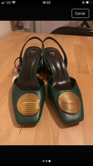 Zapatos Zara Talla 35 Verdes con Detalle Dorado