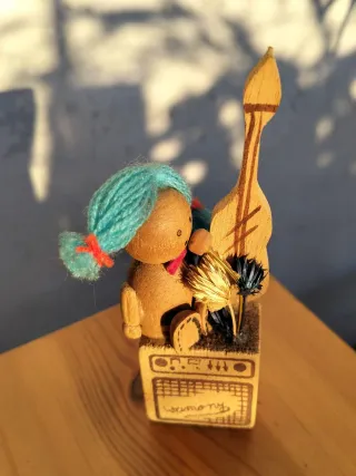 Statuetta musicista legno vintage anni 70 folk