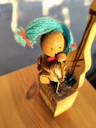 Statuetta musicista legno vintage anni 70 folk