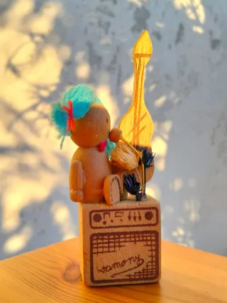 Statuetta musicista legno vintage anni 70 folk