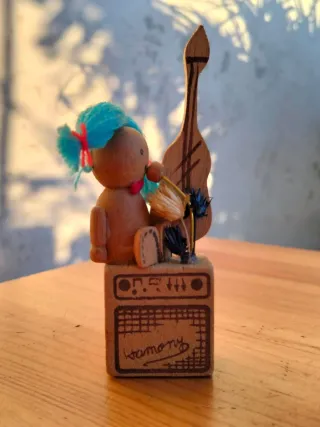 Statuetta musicista legno vintage anni 70 folk