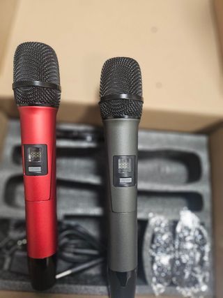 2 Micrófonos Inalámbricos (Rojo y Gris)
