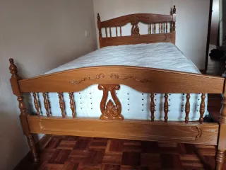 Cama de madera con colchón, somier y cabecero