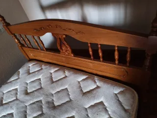 Cama de madera con colchón, somier y cabecero