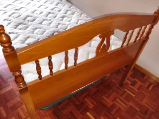 Cama de madera con colchón, somier y cabecero
