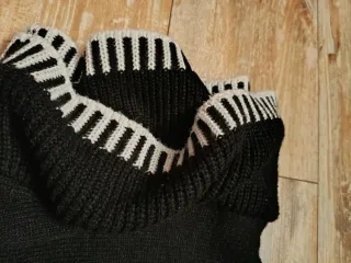 Maglione nero con maniche a sbuffo