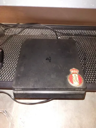 PS4 Slim 500GB Negra, dos mandos fifa24