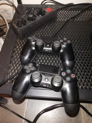 PS4 Slim 500GB Negra, dos mandos fifa24