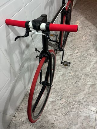Bici Fixie Negra Ruedas Rojas