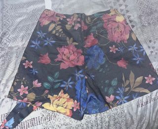 Falda floral Stradivarius T.36