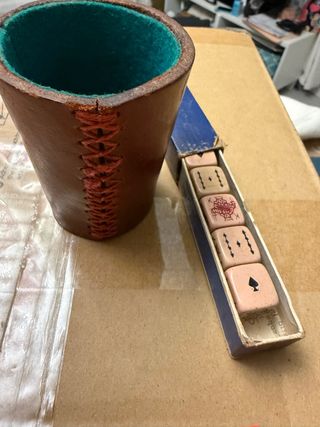 Juego dados antiguo con cubilete