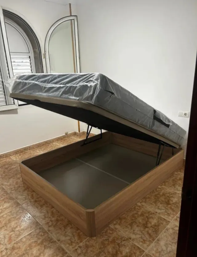 Divano letto in legno con materassi memory foam