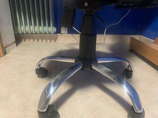 Silla de oficina ergonómica negra