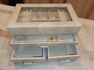 Joyero grande beige con detalles dorados