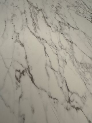 Se necesita poner un tendedero en un patio d luces