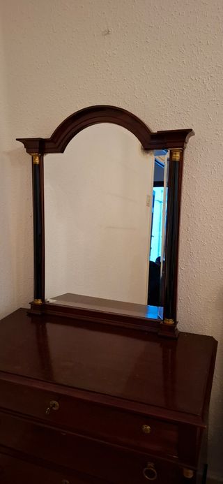 Mesita de noche y espejo