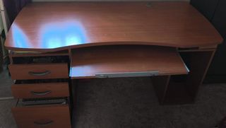 Escritorio de madera marrón