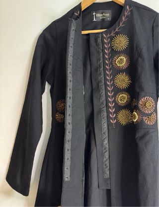 Chaqueta entallada con pedrería