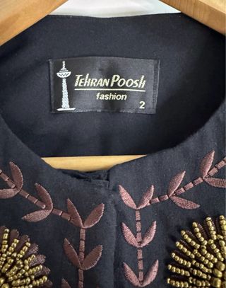 Chaqueta entallada con pedrería
