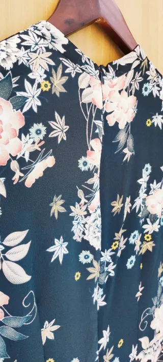 Mono Bershka estampado floral talla M