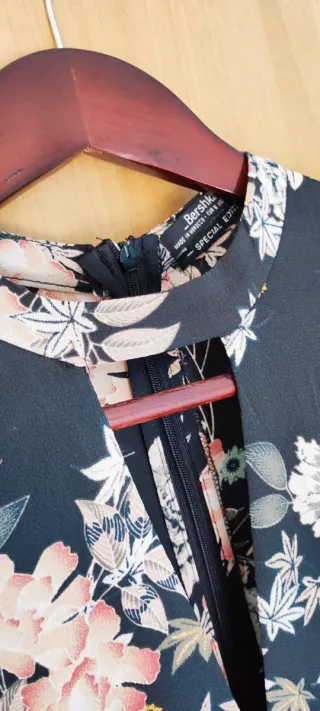 Mono Bershka estampado floral talla M