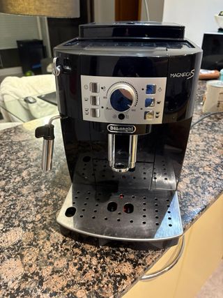 Cafetera Delonghi Magnífica S Negra
