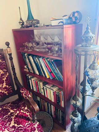 Librería oriental y lámpara de pie