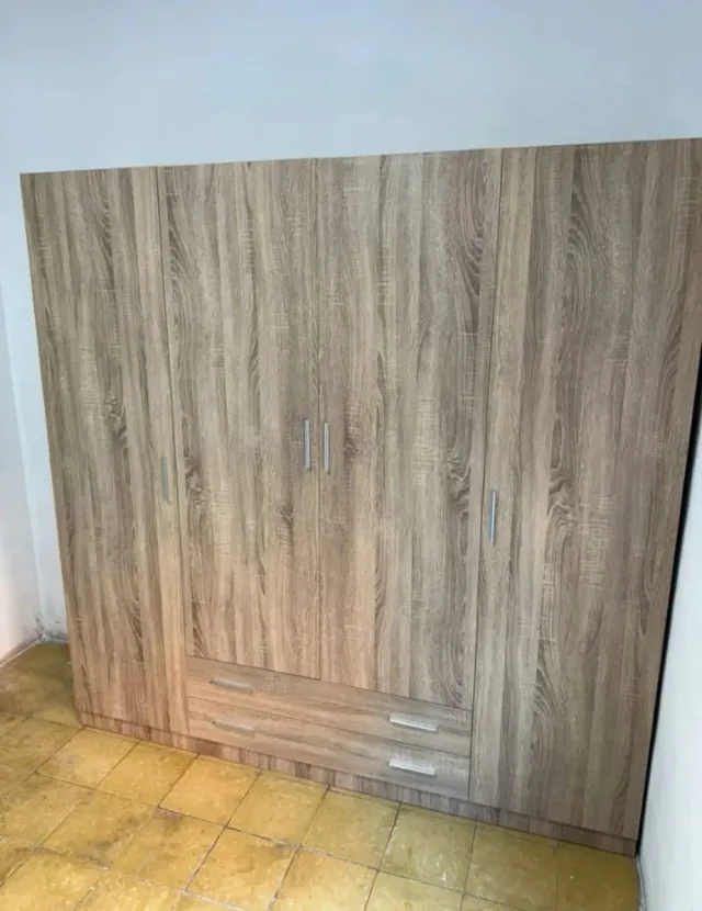 Guardaroba in legno con cassetti