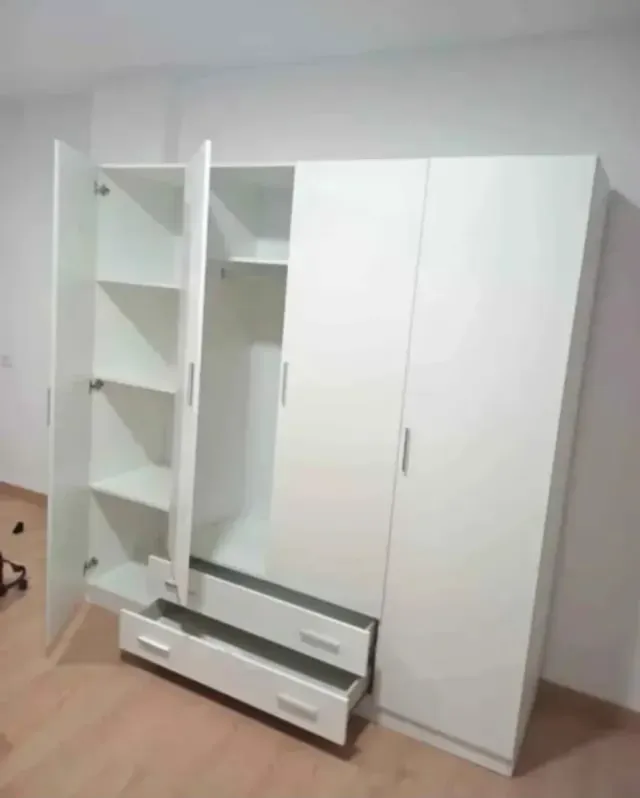 Guardaroba in legno con cassetti