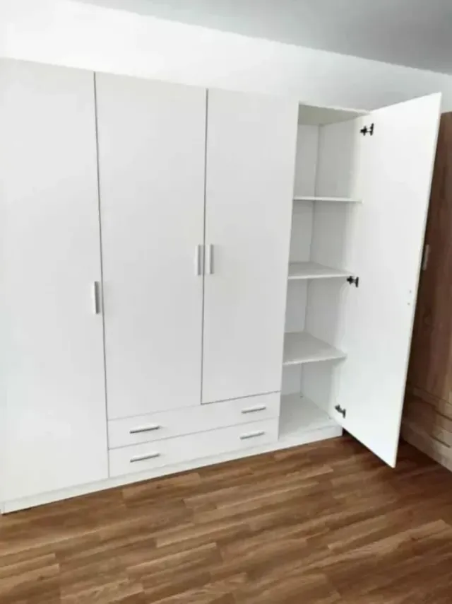 Guardaroba in legno con cassetti