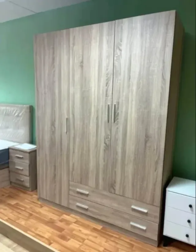 Guardaroba in legno con cassetti