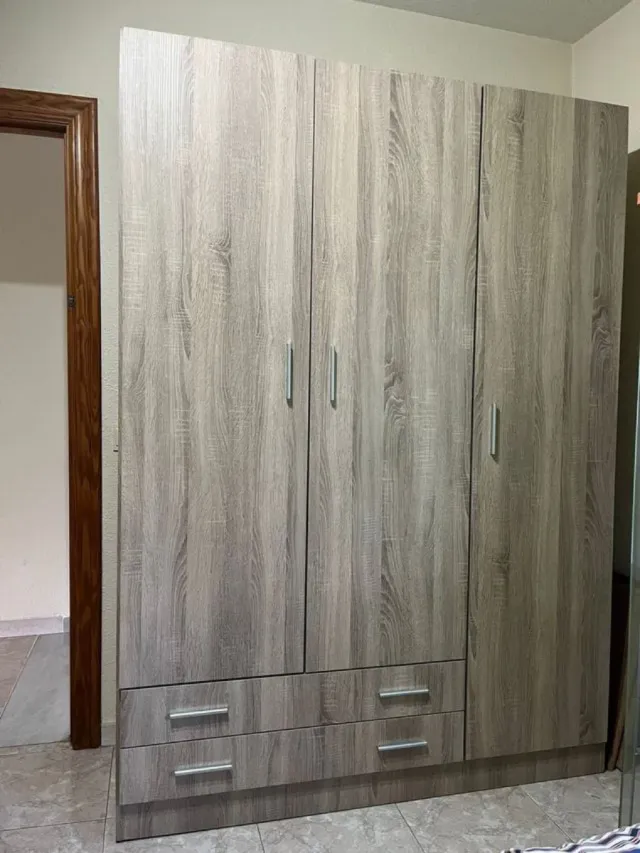 Guardaroba in legno con cassetti