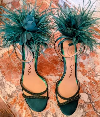 Sandalias de piel y satén con plumas