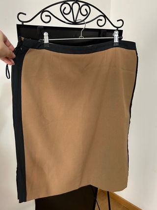 Falda de tubo marrón y negra
