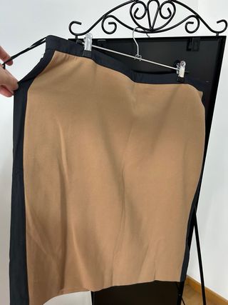 Falda de tubo marrón y negra