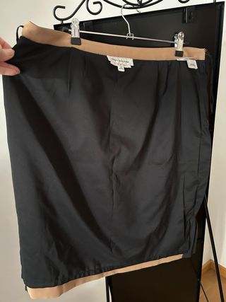 Falda de tubo marrón y negra