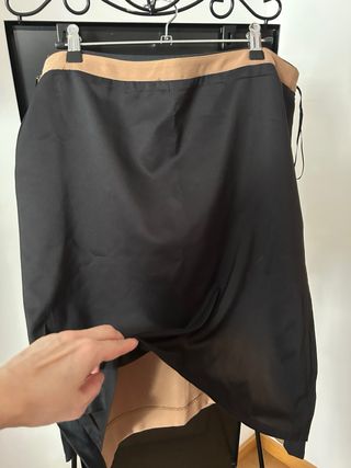 Falda de tubo marrón y negra