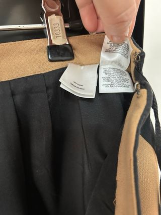 Falda de tubo marrón y negra