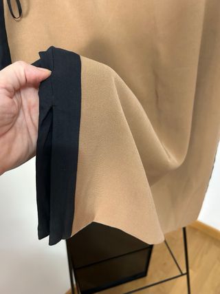 Falda de tubo marrón y negra