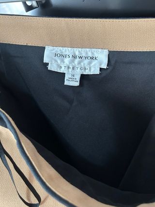 Falda de tubo marrón y negra