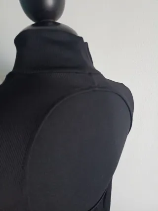 Body negro cuello alto manga larga. Espalda escota