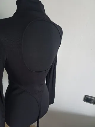 Body negro cuello alto manga larga. Espalda escota