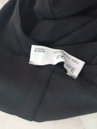 Body negro cuello alto manga larga. Espalda escota