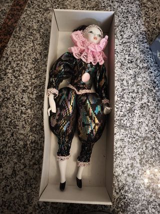 Muñeca de porcelana estilo arlequín