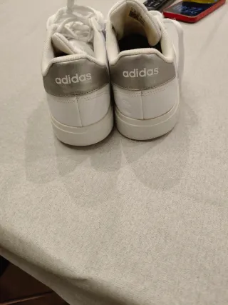 Zapatillas Adidas Blancas y Grises