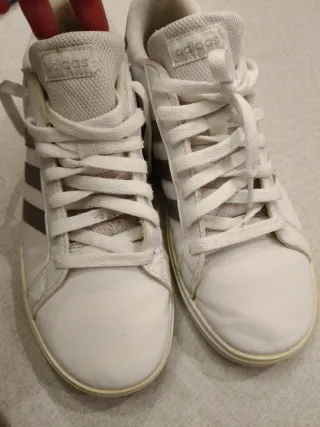 Zapatillas Adidas Blancas y Grises