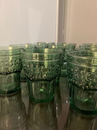 Juego de 12 vasos verdes con relieve