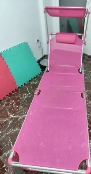 Tumbona plegable rosa y plateada