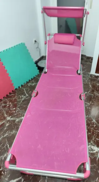 Tumbona plegable rosa y plateada