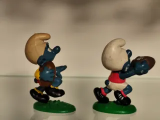 Figuras de Pitufos jugadores de rugby